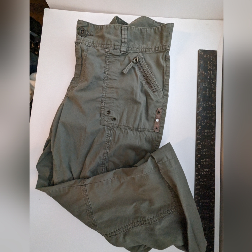 Women's cargo capris pant with pockets